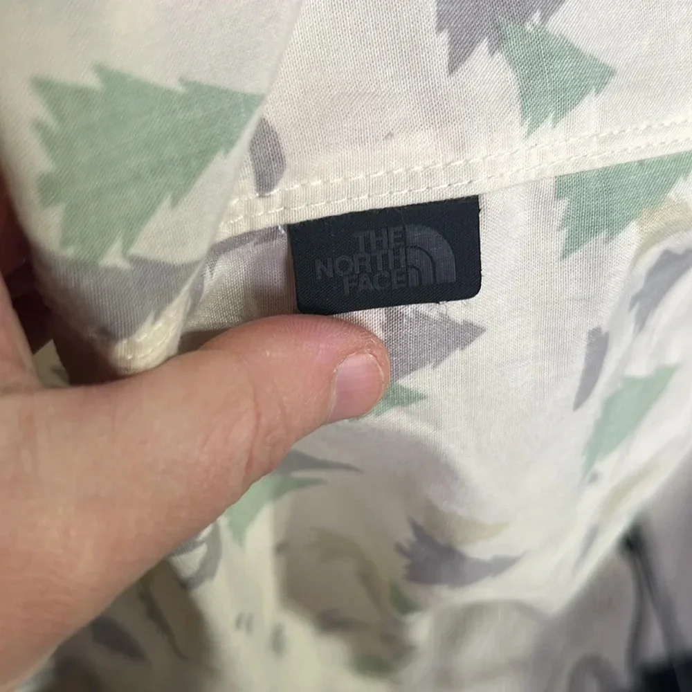 Northface Button up Tress print Size XL